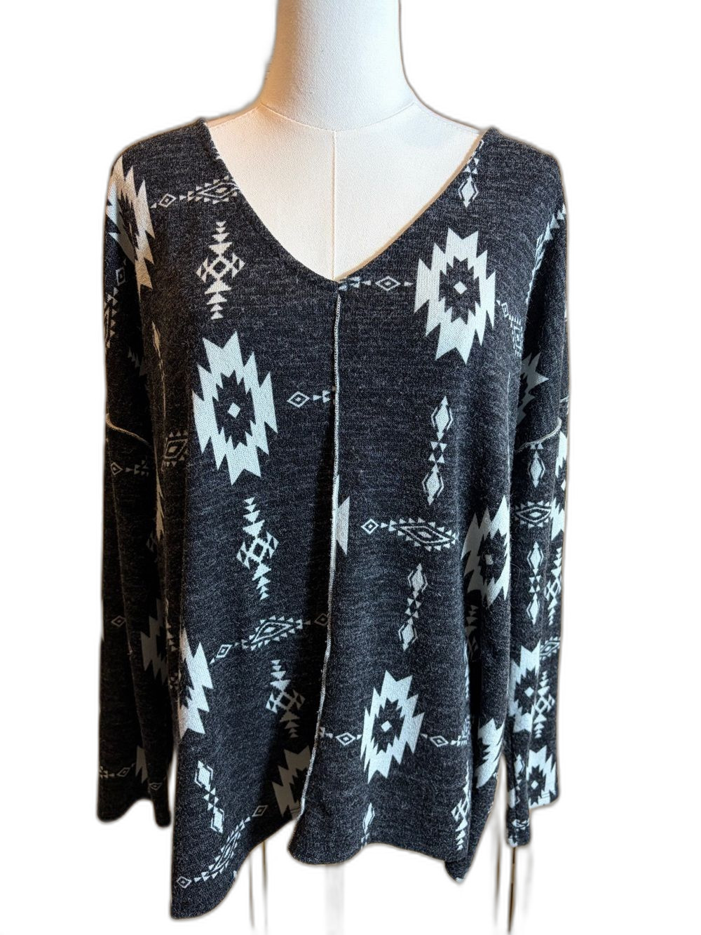 Women's Black & White Aztec-Inspired V-Neck Sweater 2XL Read